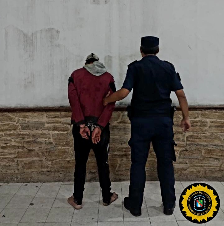 Ingresó a una casa y fue hallado armado sobre un techo: terminó detenido